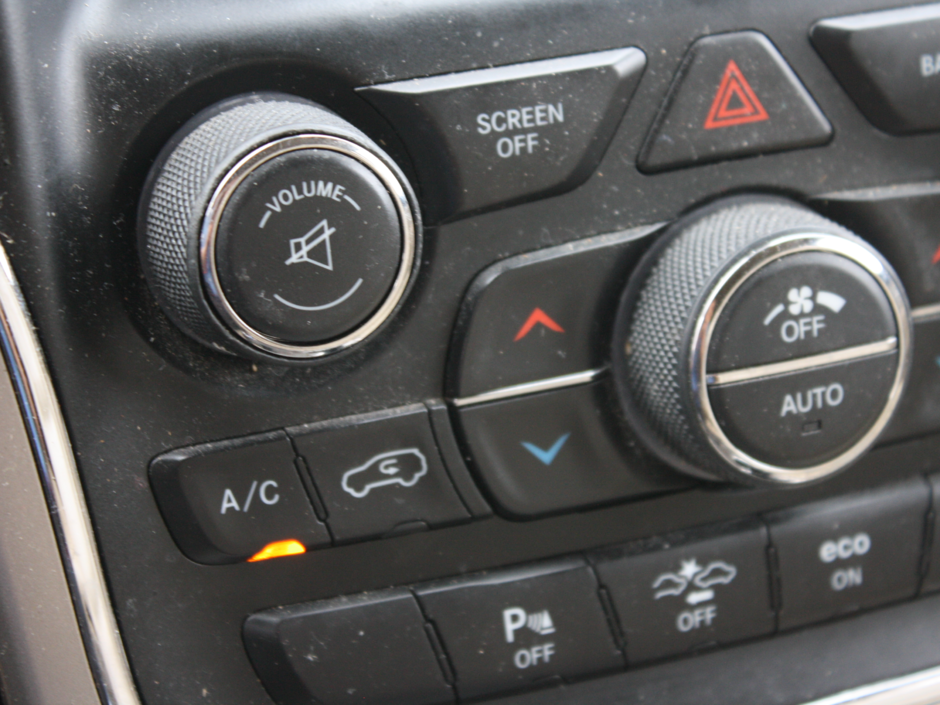 2015 Jeep Grand Cherokee Overland-16