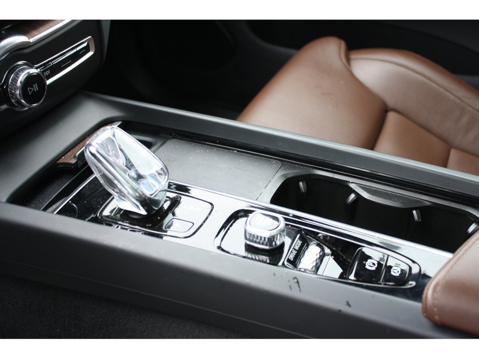 2021 Volvo XC60 Recharge Plug-In Hybrid T8 Inscription-12