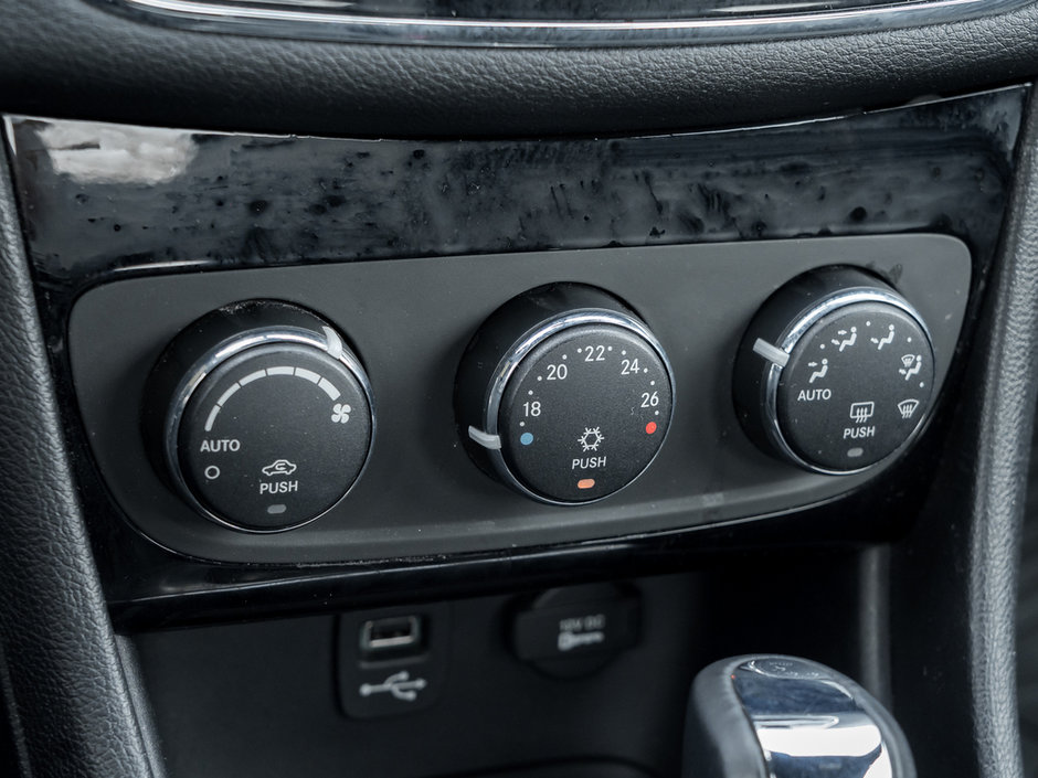 2012 Chrysler 200 Touring-13