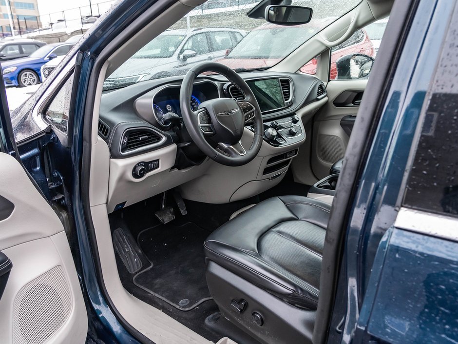 2023 Chrysler Pacifica Touring-L-6