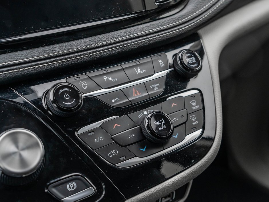 2023 Chrysler Pacifica Touring-L-16