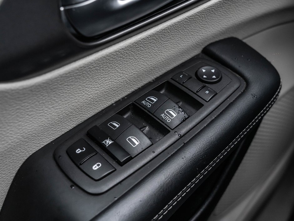 2023 Chrysler Pacifica Touring-L-12