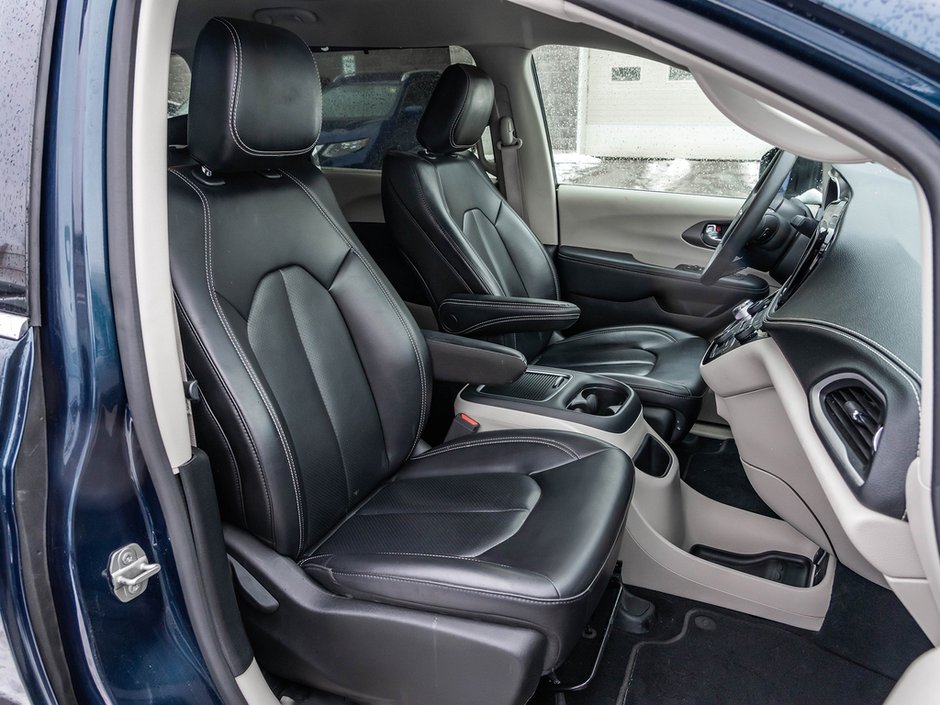 2023 Chrysler Pacifica Touring-L-22