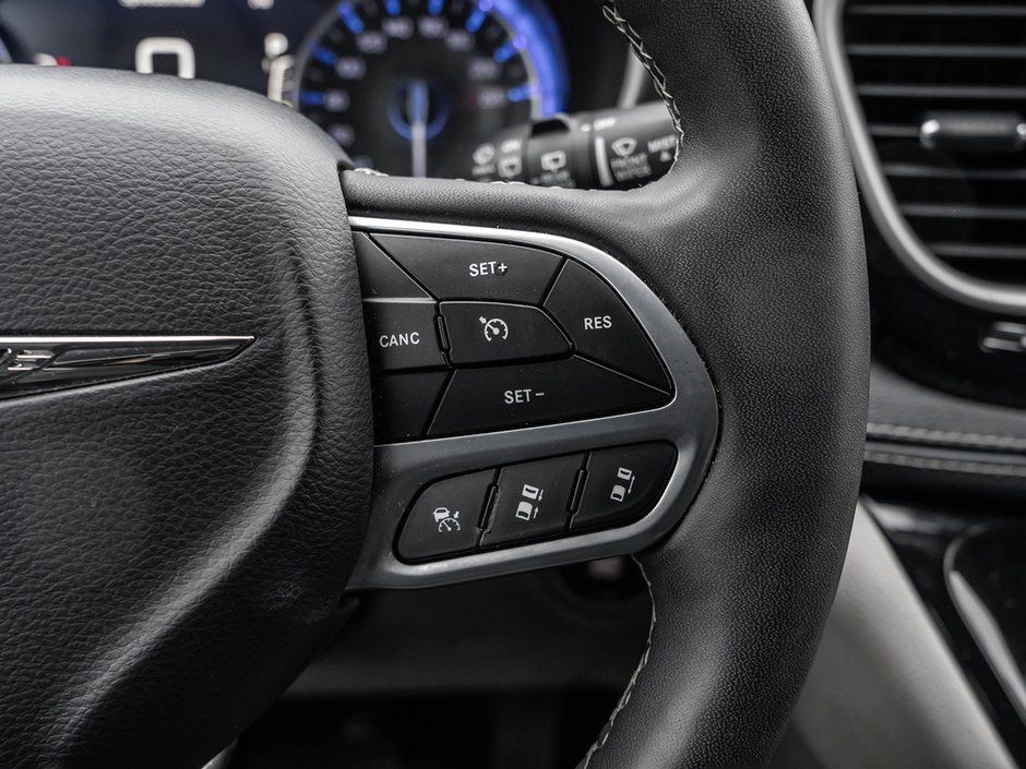 2023 Chrysler Pacifica Touring-L-10