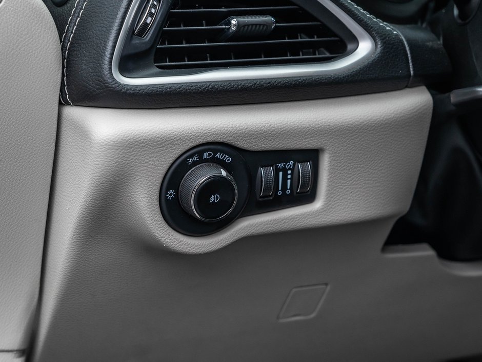 2023 Chrysler Pacifica Touring-L-13