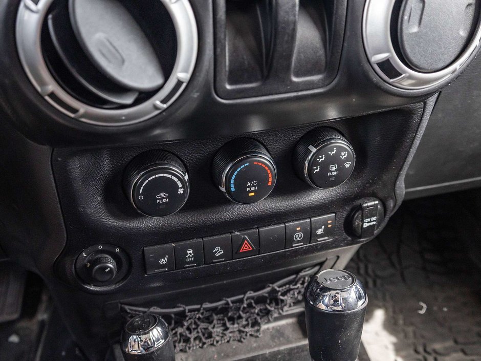 2014 Jeep Wrangler Sahara-18