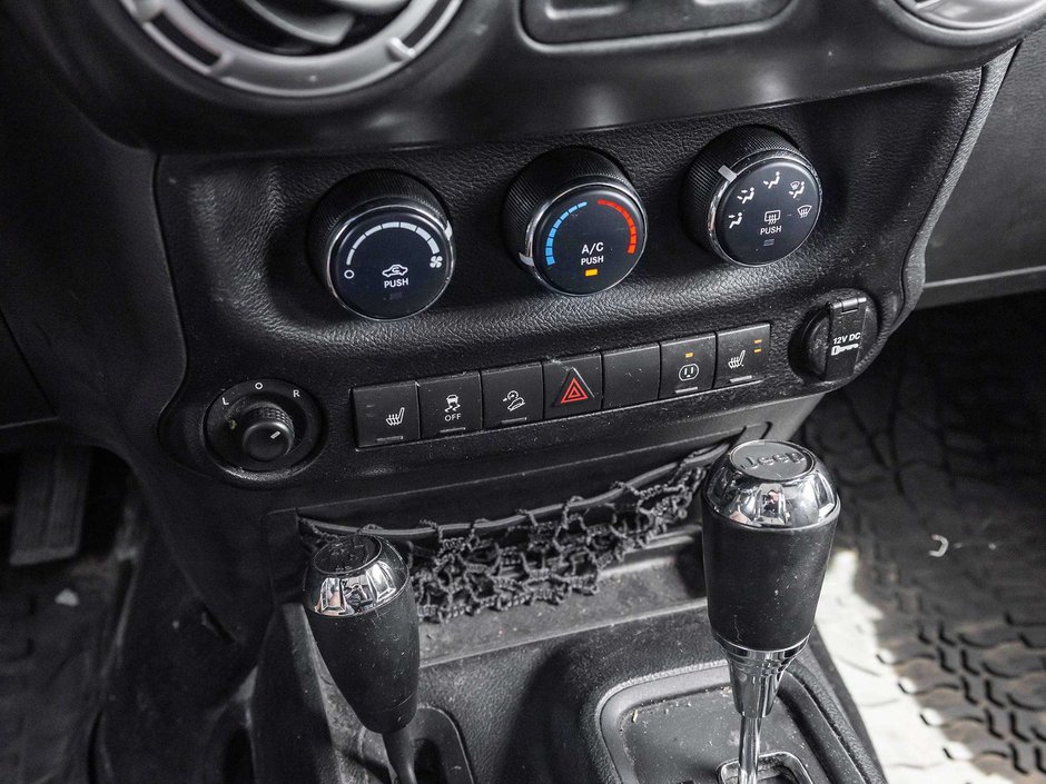 2014 Jeep Wrangler Sahara-17