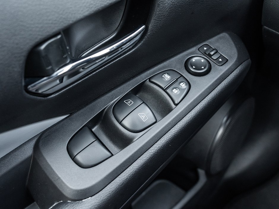 2023 Nissan Kicks SR-13