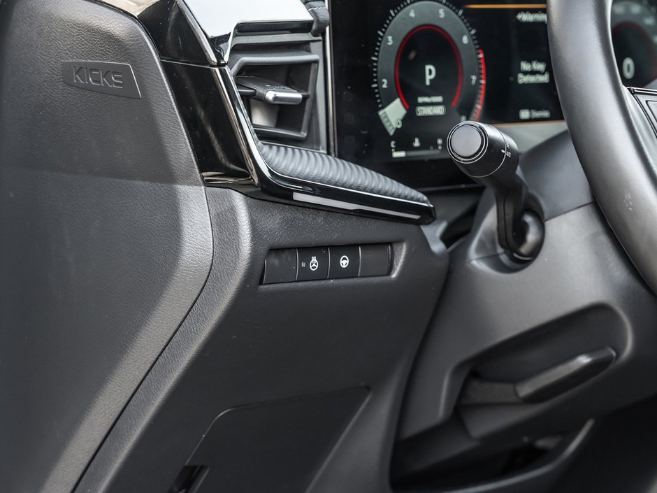 2025 Nissan Kicks SR-13