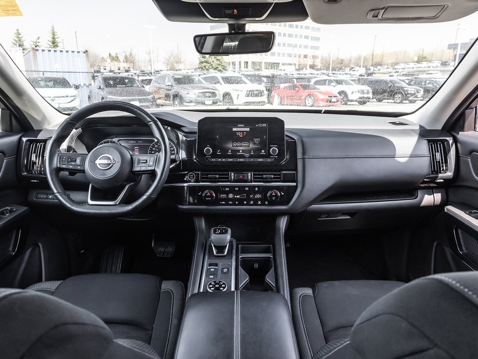 2024 Nissan Pathfinder SV-24
