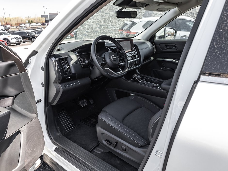 2024 Nissan Pathfinder SV-8