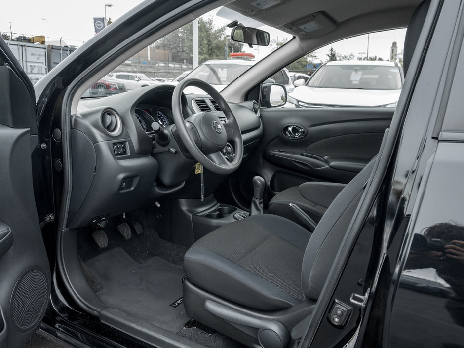 2013 Nissan Versa 1.6 S-6