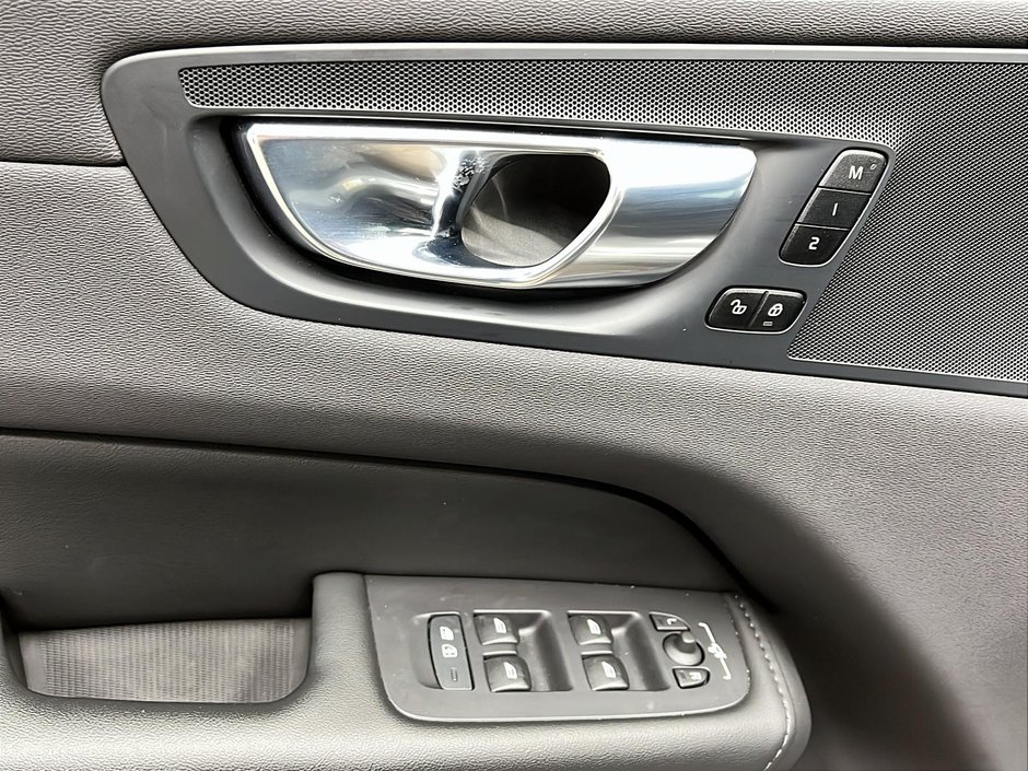 2024 Volvo XC60 B5 PLUS CUIR TOIT PANO NAV 4RM-24
