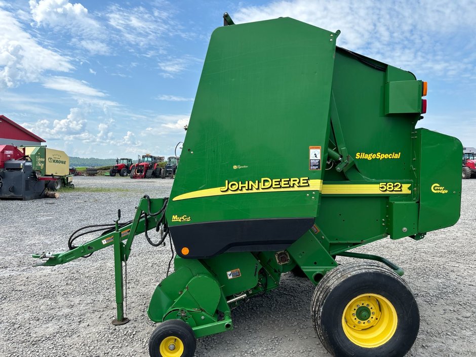 2006 John Deere 582 in Cacouna, Quebec