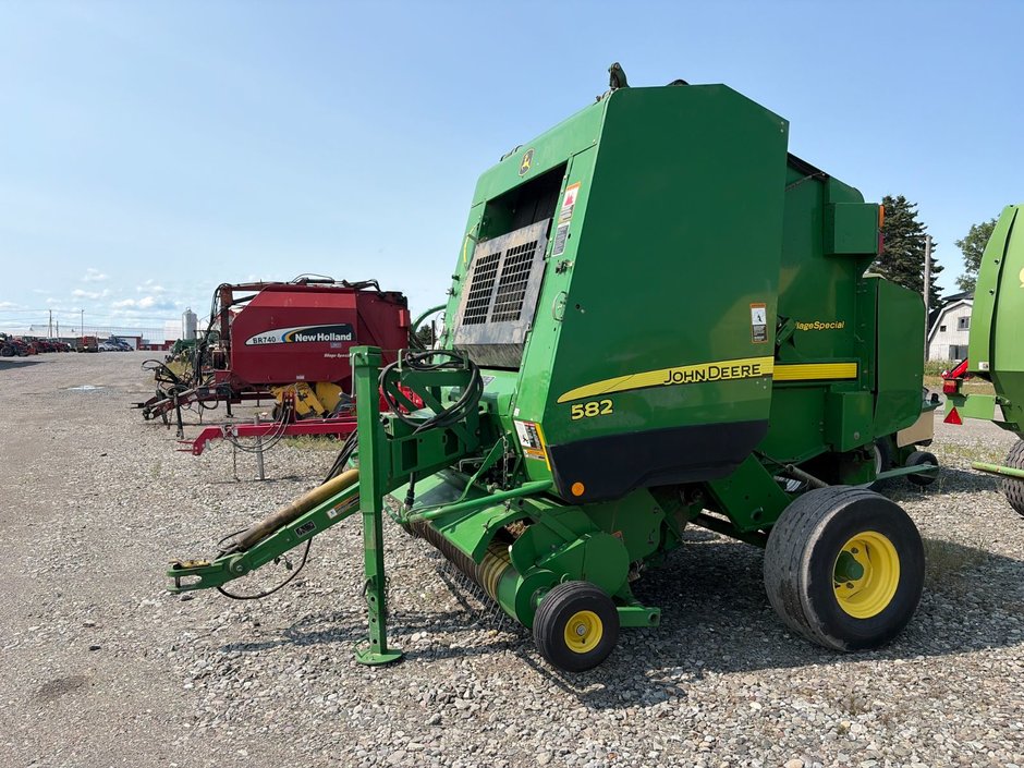 John Deere 582  2006 à Cacouna, Québec