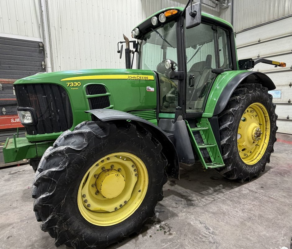2008 John Deere 7330 in Cacouna, Quebec