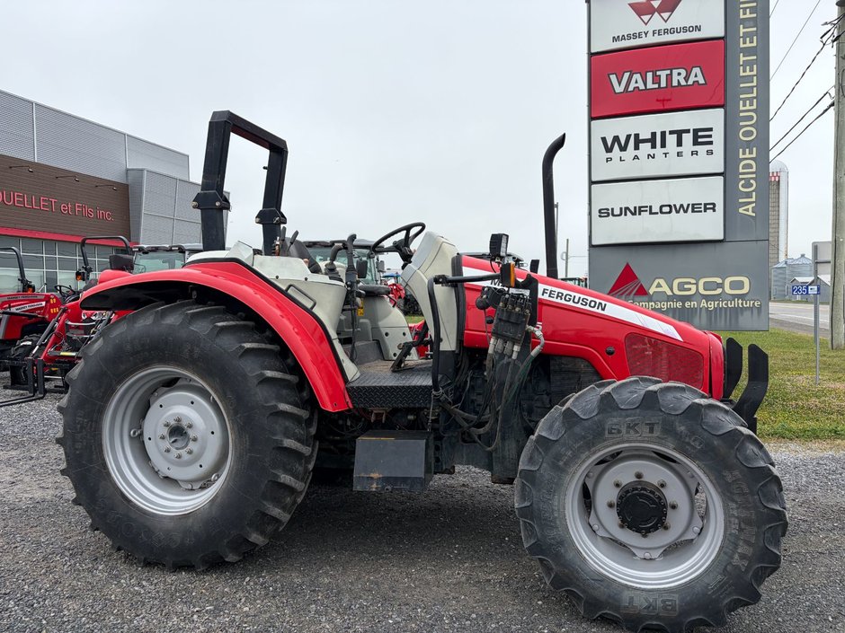 2004 MASSEY FERGUSON 5445 in Cacouna, Quebec