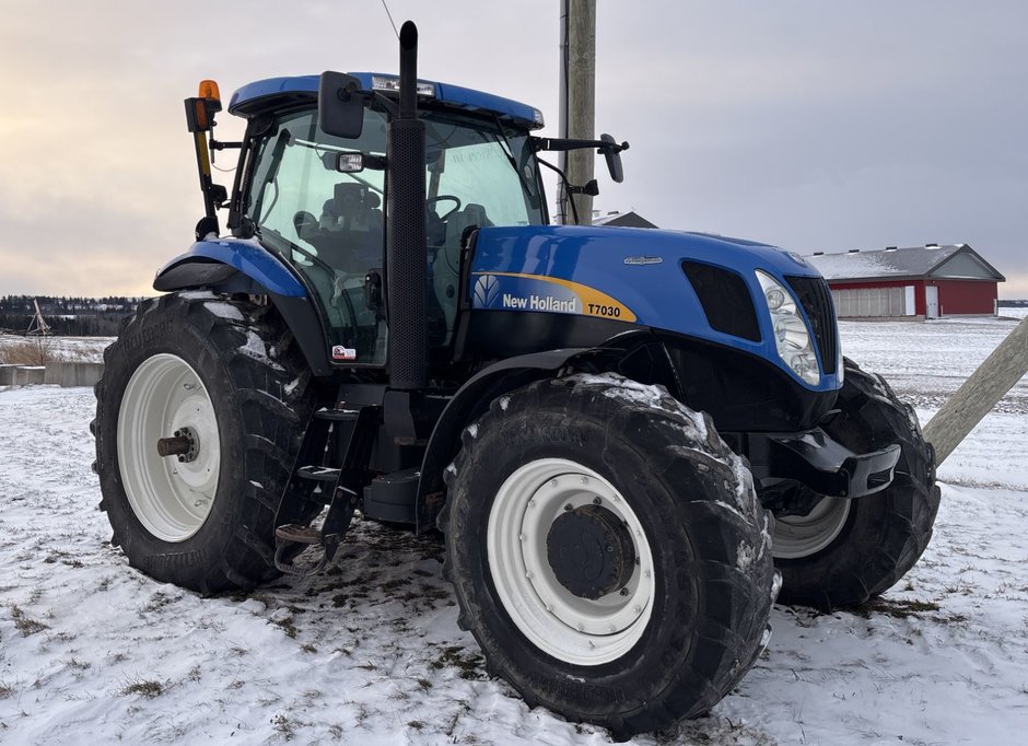 2010 New Holland T7030 in Cacouna, Quebec