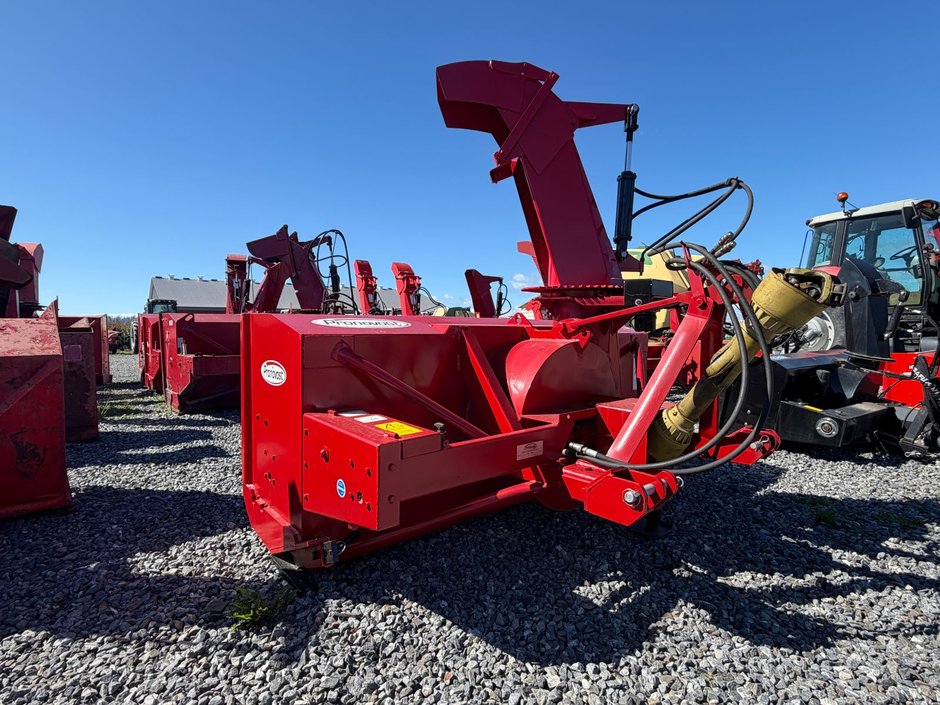 2002 Pronovost P860 in Cacouna, Quebec
