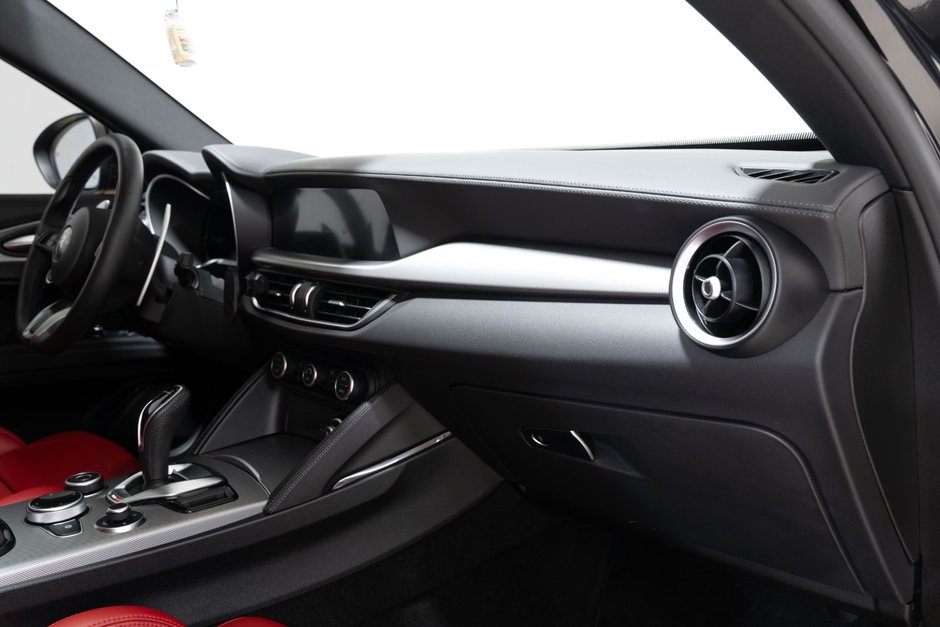 2025 Alfa Romeo Stelvio AWD-21