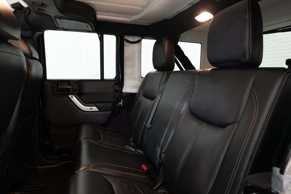 2017 Jeep Wrangler Unlimited Sahara-21