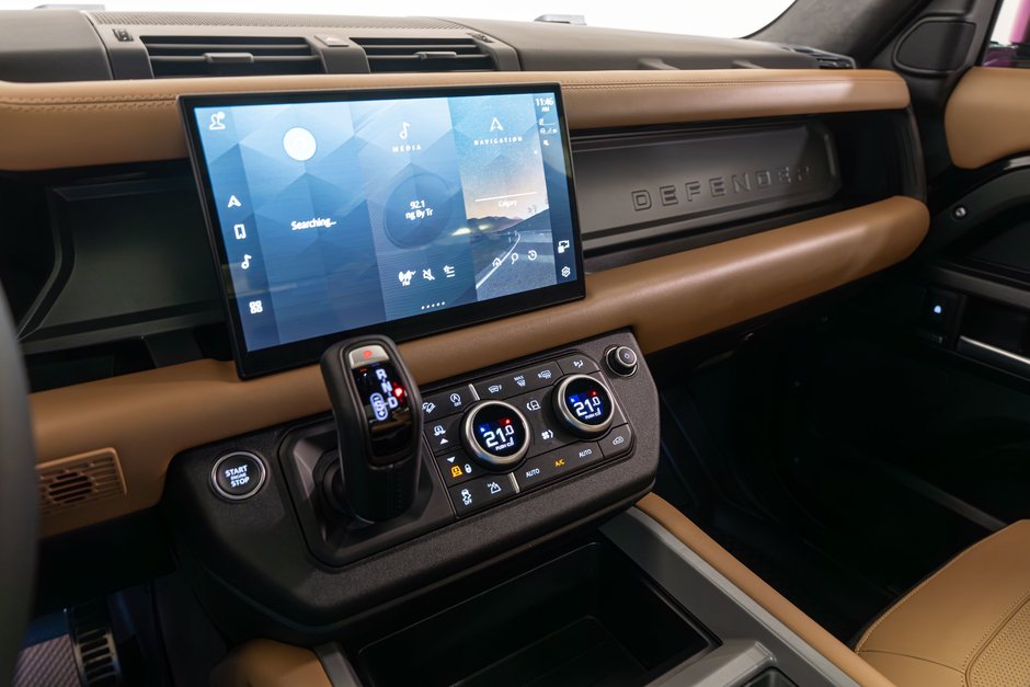 2025 Land Rover Defender V8-16
