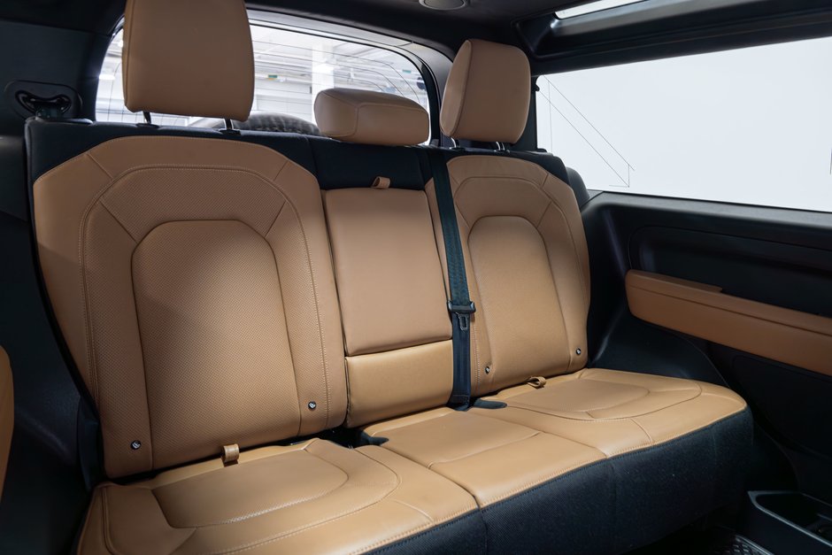 2025 Land Rover Defender V8-26