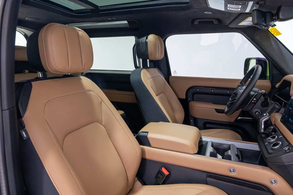 2025 Land Rover Defender V8-19