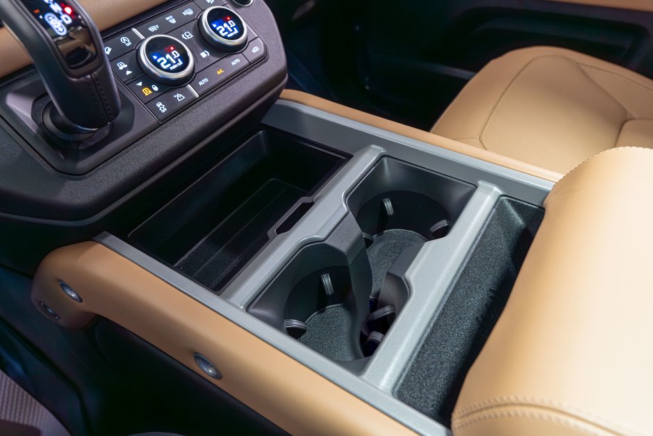 2025 Land Rover Defender V8-17