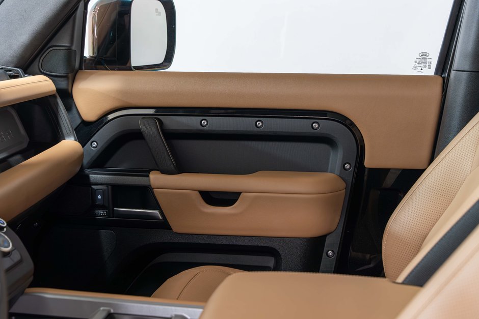 2025 Land Rover Defender V8-14