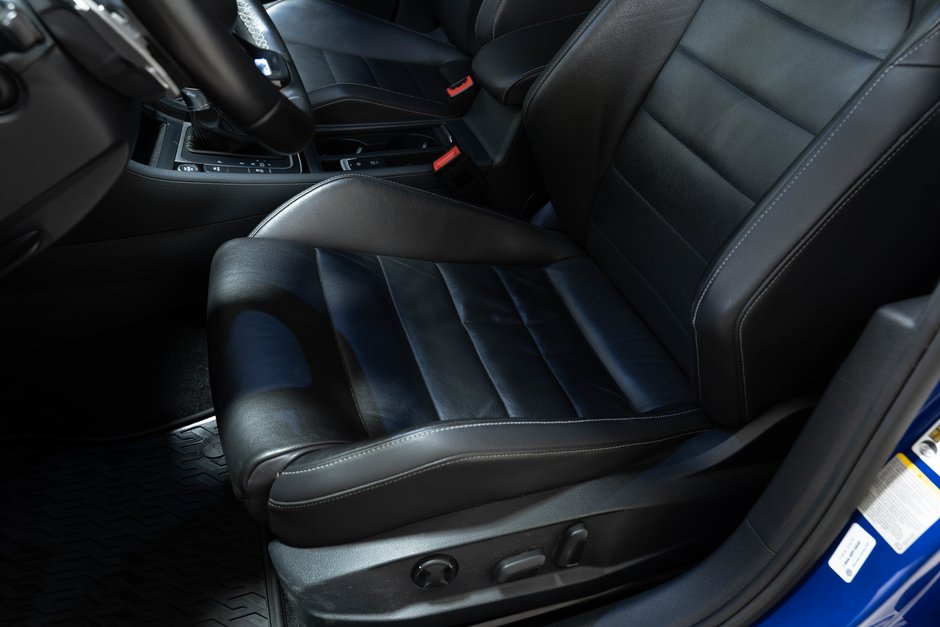 2016 Volkswagen Golf R 5-Dr 2.0T 4MOTION at DSG-11