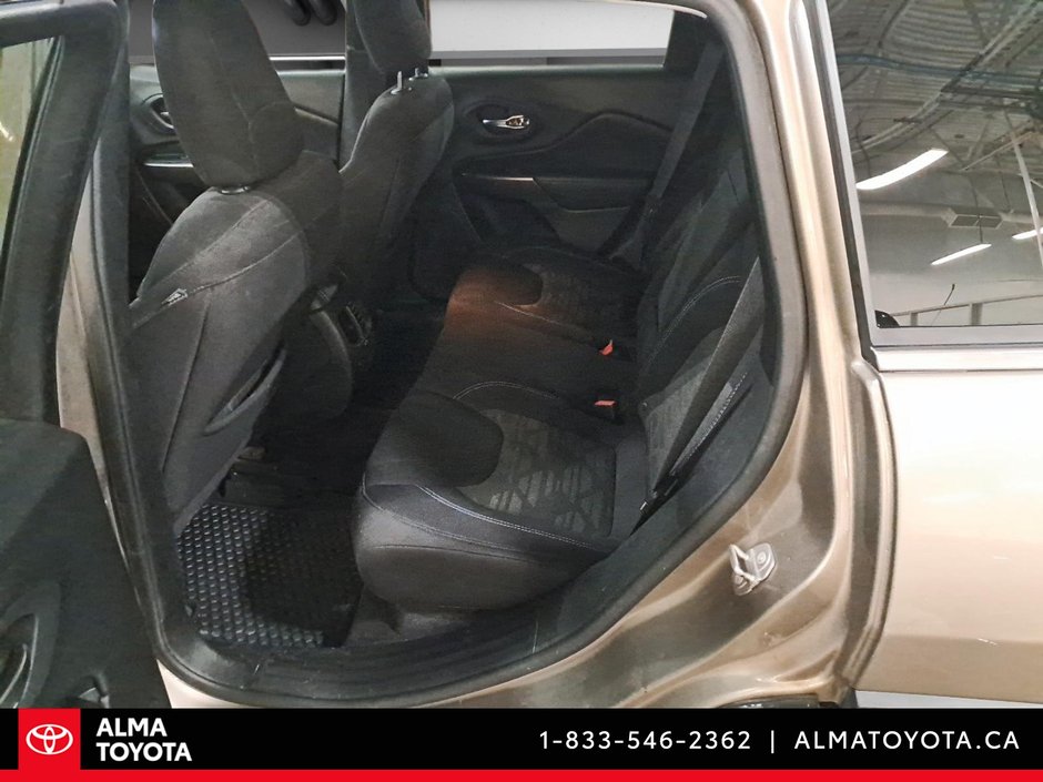 2019 Jeep Cherokee North-10