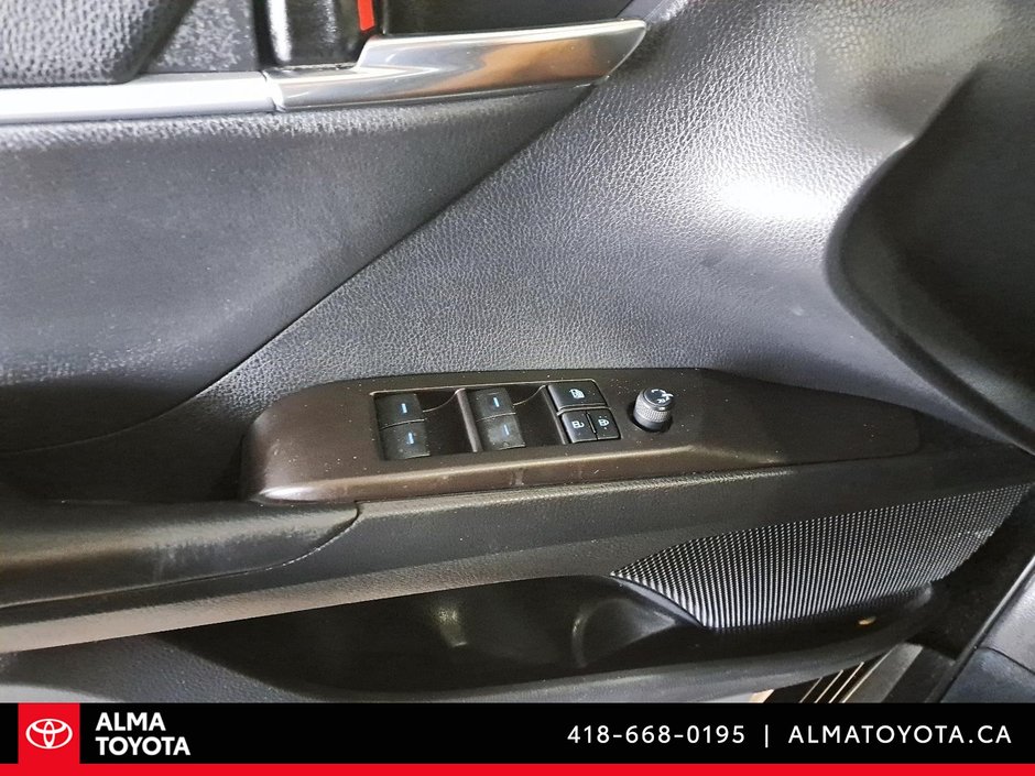 2022 Toyota Camry SE HYBRID-19