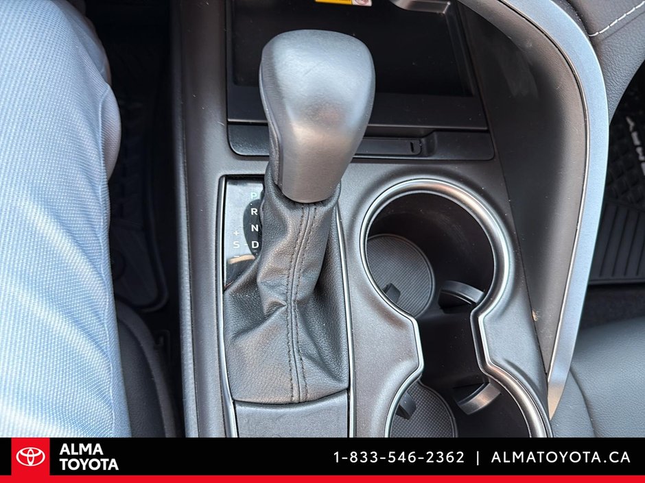 Toyota Camry SE UPGRADE 2024-25