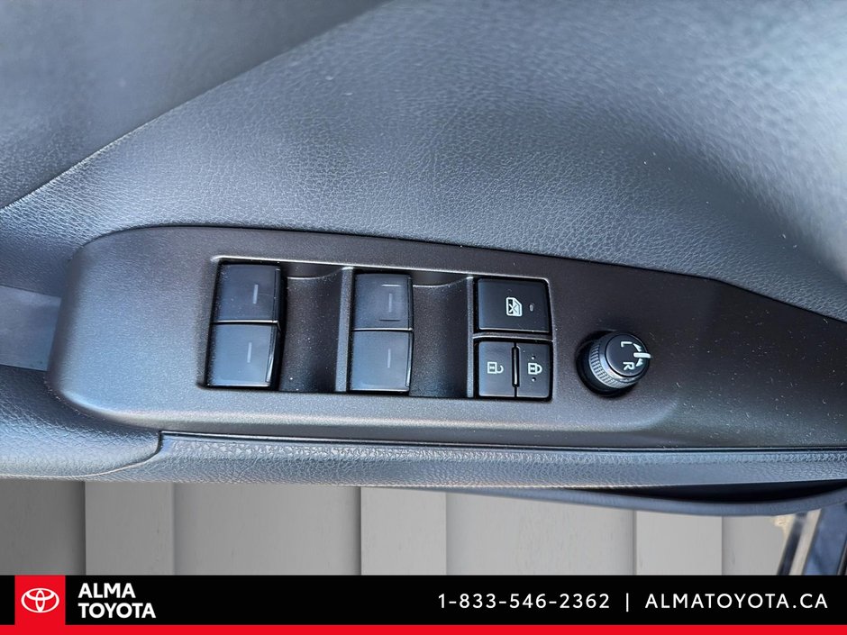 Toyota Camry SE UPGRADE 2024-15