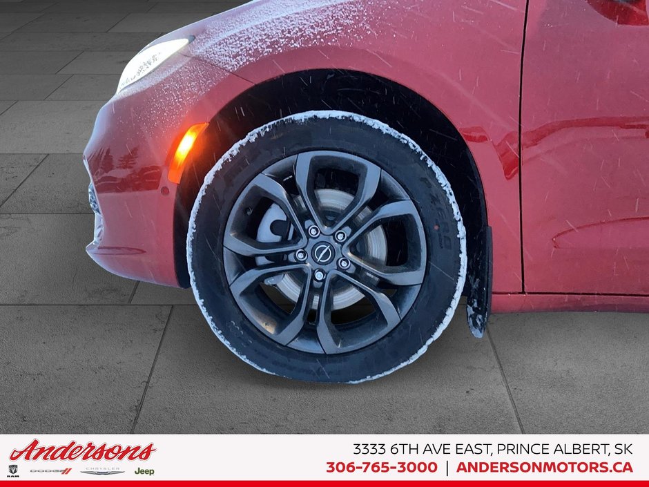 2026 Chrysler Pacifica SELECT AWD 3.6L Pentastar V6 AWD / 100th Anniversary Edition / Uconnect Theater Family Group II