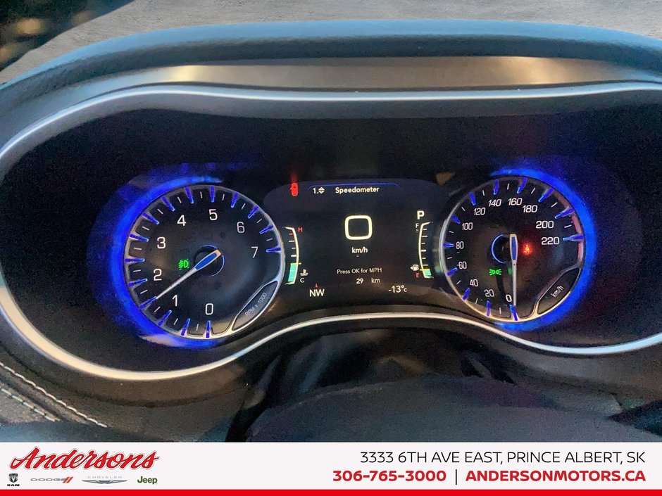 2026 Chrysler Pacifica SELECT AWD 3.6L Pentastar V6 AWD / 100th Anniversary Edition / Uconnect Theater Family Group II