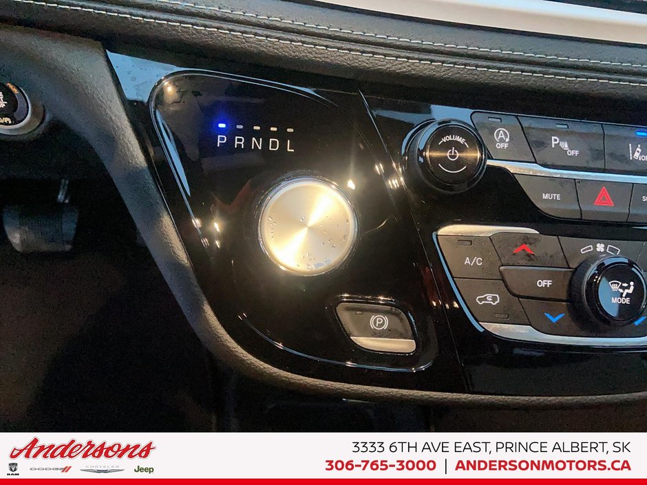 2026 Chrysler Pacifica SELECT AWD 3.6L Pentastar V6 AWD / 100th Anniversary Edition / Uconnect Theater Family Group II