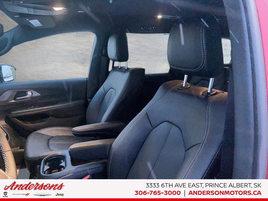 2026 Chrysler Pacifica SELECT AWD 3.6L Pentastar V6 AWD / 100th Anniversary Edition / Uconnect Theater Family Group II