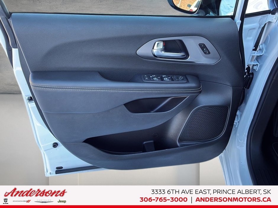 2026 Chrysler Pacifica SELECT AWD 3.6L Pentastar V6 AWD / 100th Anniversary Edition / Uconnect Theater Family Group II