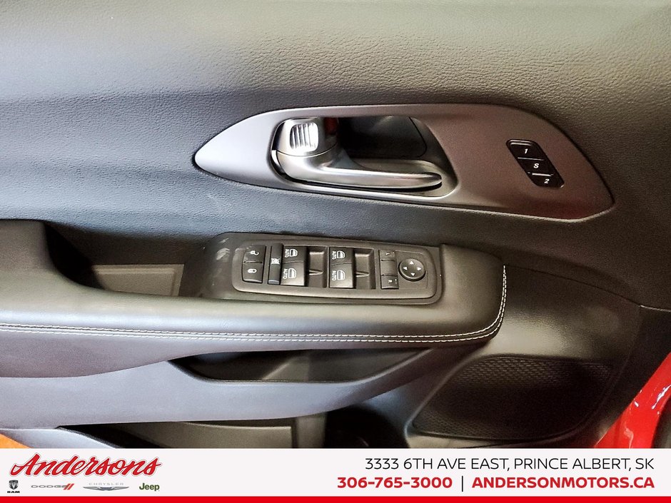 2027 Chrysler Pacifica SELECT AWD 3.6L V6 / Stow 'n Go / 360 Camera / ParkSense Assist