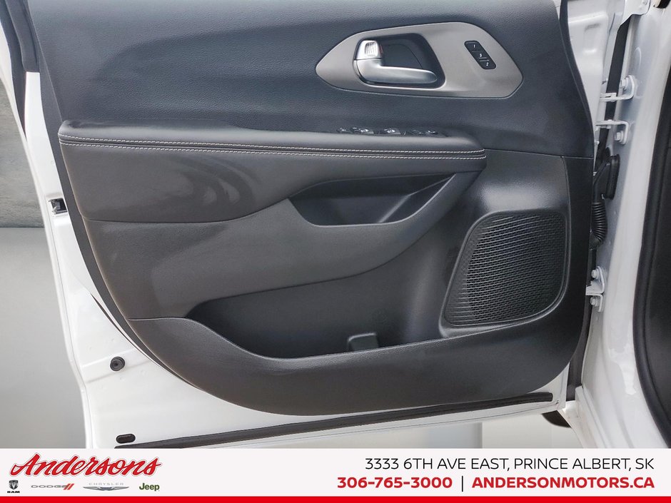 2027 Chrysler Pacifica SELECT AWD Parksense / Rear HVAC / Heated Seats