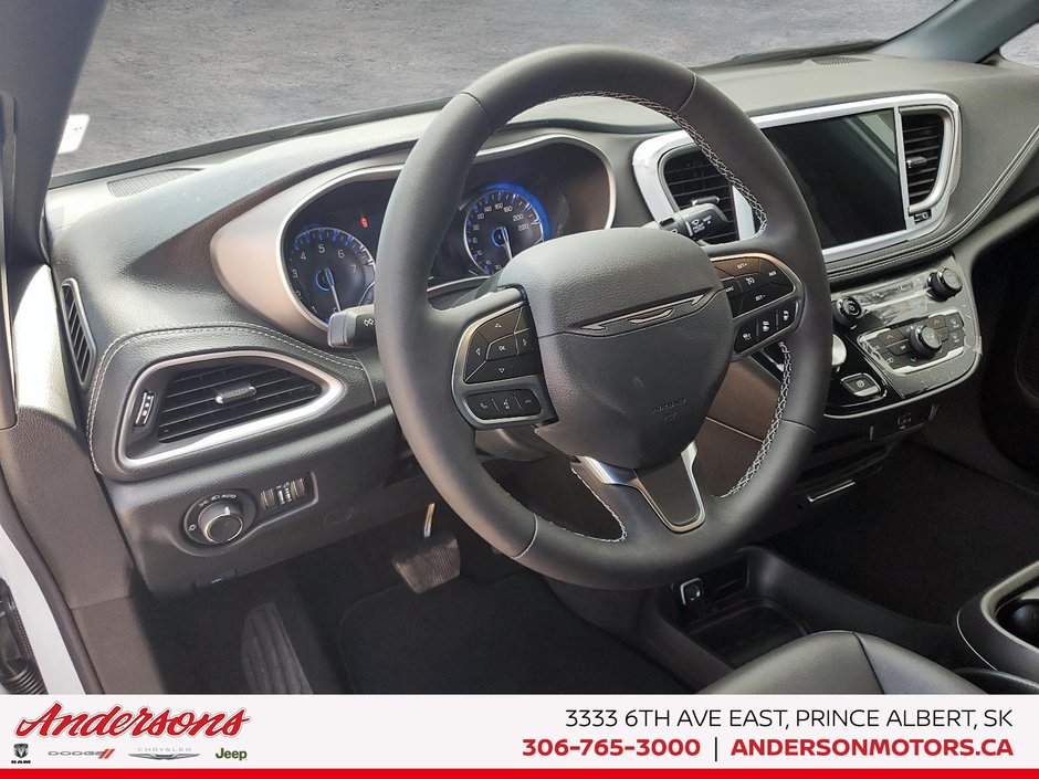 2027 Chrysler Pacifica Select Parksense / Rear HVAC / Heated Seats