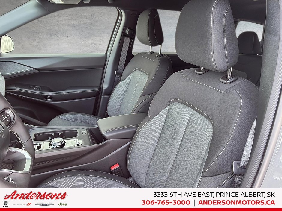 2026 Jeep Cherokee LAREDO Hybrid / Heated Seats & Steering Wheel / All-weather Floor Mats
