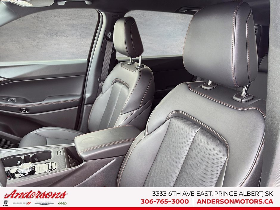 2026 Jeep Cherokee LIMITED Hybrid / Uconnect 5 with 12.3–inch display