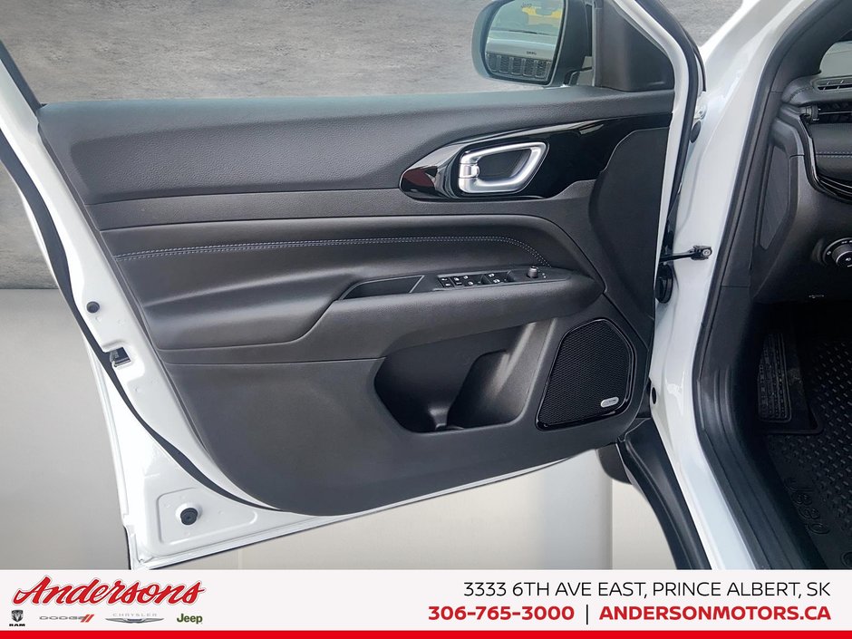 2026 Jeep Compass NORTH Altitude Special Edition / Dual-Pane Panoramic Sunroof / 10.1-Inch Uconnect NAV