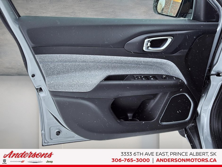 2026 Jeep Compass NORTH Heated Seats & Steering Wheel / Blind–Spot Monitoring
