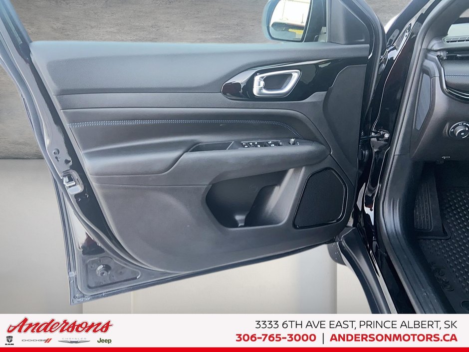 2026 Jeep Compass NORTH Altitude Special Edition / 10.1-Inch Uconnect NAV