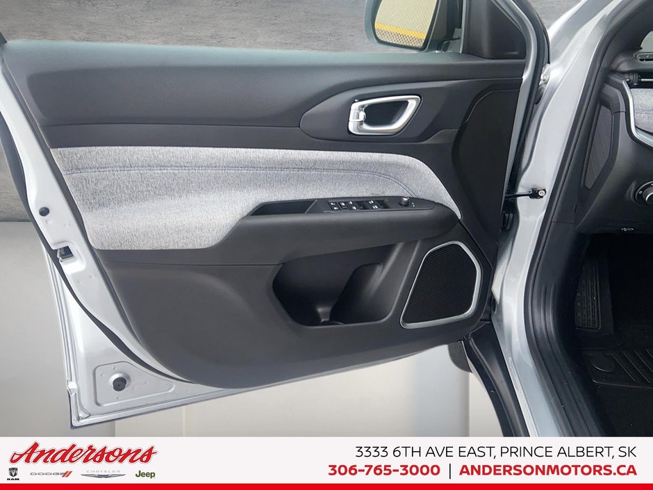2026 Jeep Compass SPORT Heated Seats / Selec-Terrain / 8.4-Inch Display
