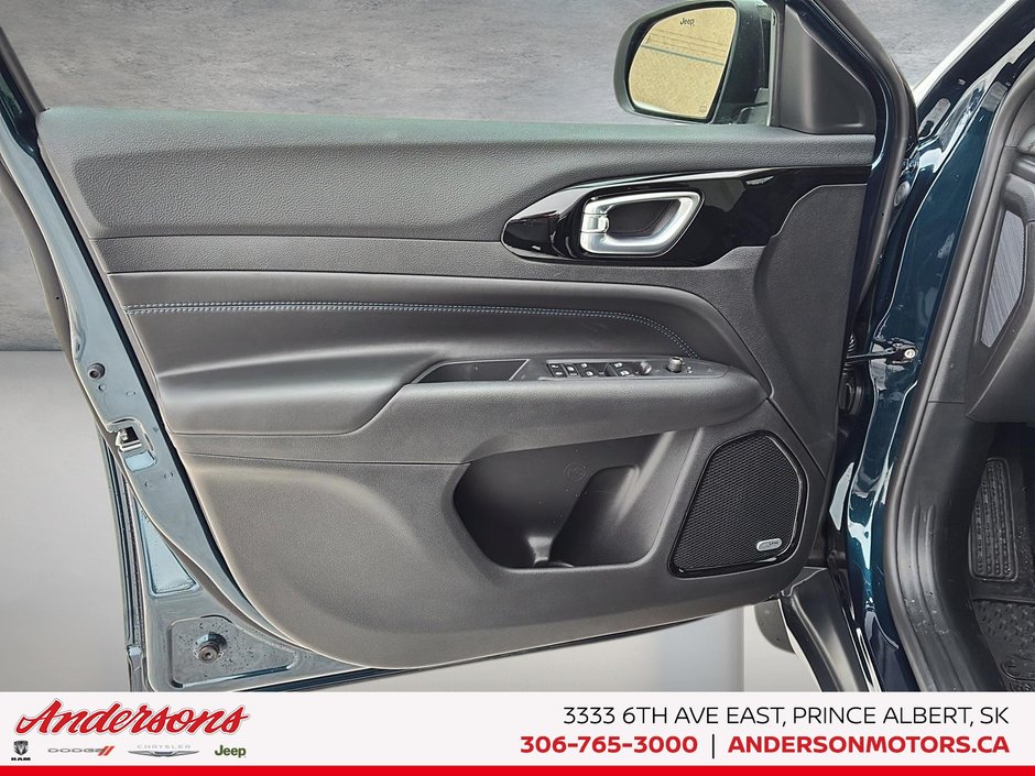 2026 Jeep Compass NORTH Altitude Special Edition / Dual-Pane Panoramic Sunroof / 10.1-Inch Uconnect NAV